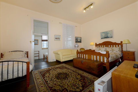 Edinburgh Gallery Bed & Breakfast - Great Ocean Road Tourism 32
