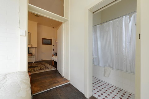 Edinburgh Gallery Bed & Breakfast - Great Ocean Road Tourism 33