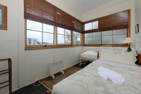 Edinburgh Gallery Bed & Breakfast - Great Ocean Road Tourism 37