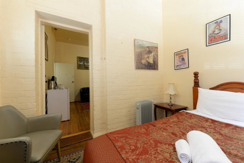 Edinburgh Gallery Bed & Breakfast - Great Ocean Road Tourism 13