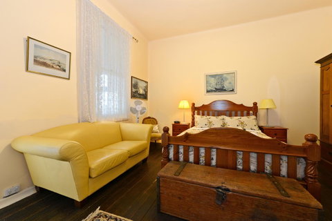 Edinburgh Gallery Bed & Breakfast - Great Ocean Road Tourism 31