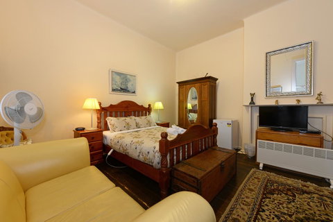 Edinburgh Gallery Bed & Breakfast - Great Ocean Road Tourism 41