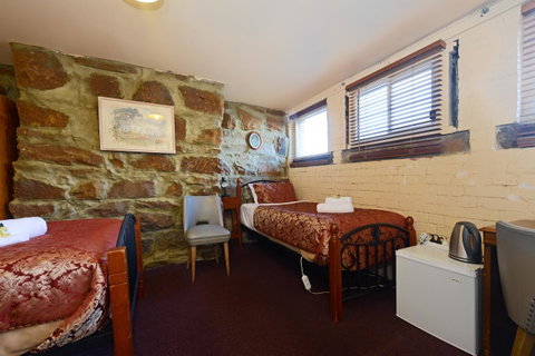 Edinburgh Gallery Bed & Breakfast - Great Ocean Road Tourism 9
