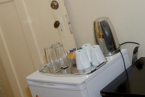 Edinburgh Gallery Bed & Breakfast - Great Ocean Road Tourism 17