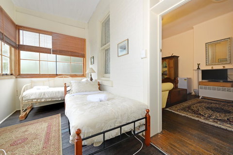 Edinburgh Gallery Bed & Breakfast - Great Ocean Road Tourism 39