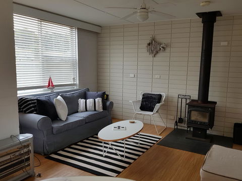 Beach Hut Scamander - Great Ocean Road Tourism 9