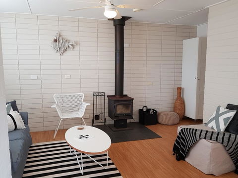 Beach Hut Scamander - Great Ocean Road Tourism 8