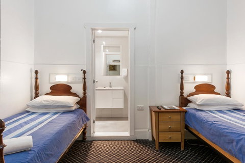 Empire Hotel Queenstown - Great Ocean Road Tourism 4