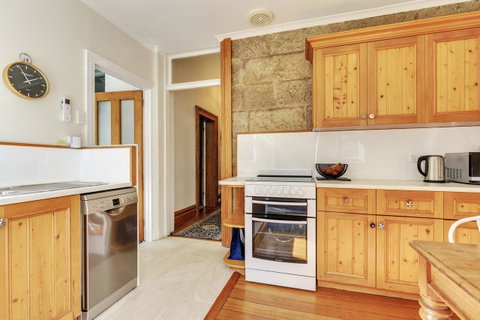WEST NEST | Classic 3BR Hobart Terrace BEST Location, View, Close To City - Great Ocean Road Tourism 5