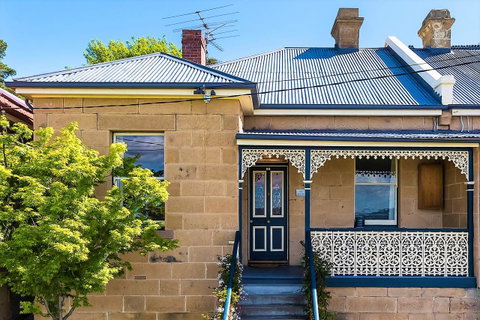 WEST NEST | Classic 3BR Hobart Terrace BEST Location, View, Close To City - Great Ocean Road Tourism 0