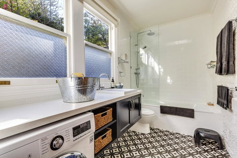 WEST NEST | Classic 3BR Hobart Terrace BEST Location, View, Close To City - Great Ocean Road Tourism 2