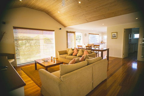 Rayville Boat Houses - Great Ocean Road Tourism 8