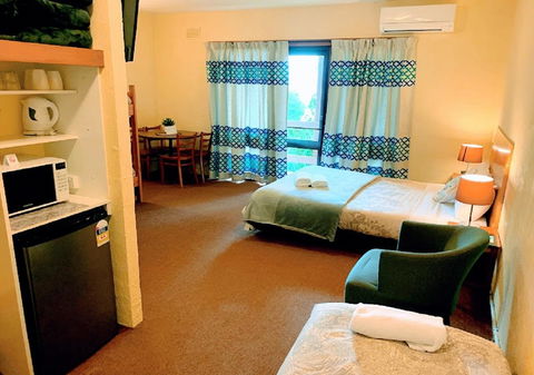 Mountain Creek Motel Bar & Restaurant - Great Ocean Road Tourism 7