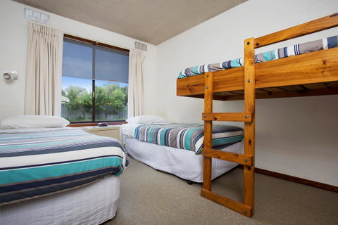 Eastern Beach Holiday Units - Great Ocean Road Tourism 6