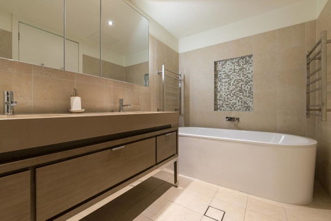 Waterfront 3 Bedroom Luxury Home Victoria Harbour - Great Ocean Road Tourism 9