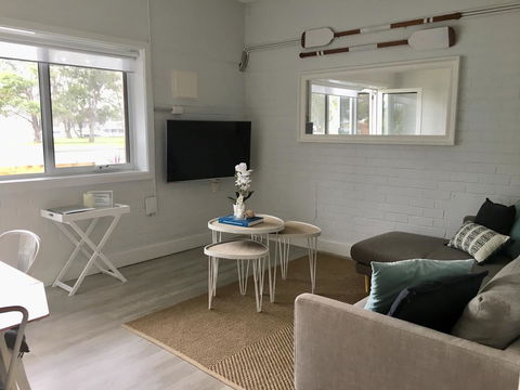 The Wheelhouse - 2BR Waterfront Apt In Town - Great Ocean Road Tourism 1