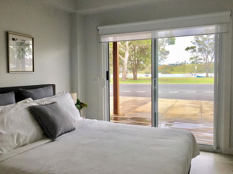 The Wheelhouse - 2BR Waterfront Apt In Town - Great Ocean Road Tourism 3