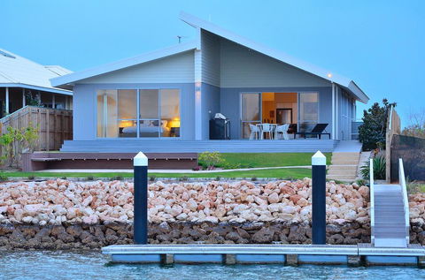 The Carnarvon Luxury Canal Home - Great Ocean Road Tourism 0