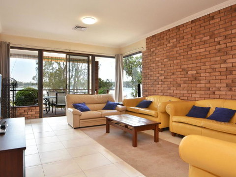 The House On The Lake @ Fishing Point, Lake Macquarie - Honestly Put The Line In And Catch Fish - Great Ocean Road Tourism 3