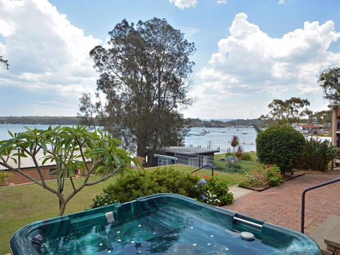 The House On The Lake @ Fishing Point, Lake Macquarie - Honestly Put The Line In And Catch Fish - Great Ocean Road Tourism 1