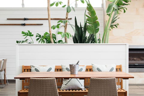 The Lakes Hotel - Great Ocean Road Tourism 0