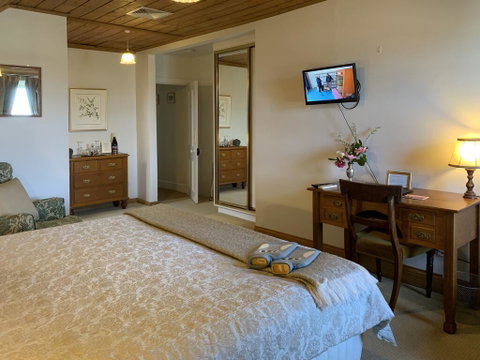 The Racecourse Inn - Great Ocean Road Tourism 1