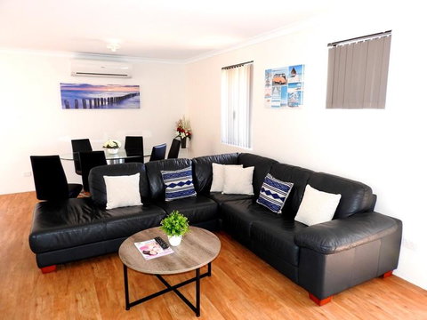 The Royal Dolphin Holiday Home - Great Ocean Road Tourism 0