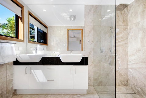 THE VIEW, TUGUN - 4 Bedrooms - Sea Views - Private Heated Pool - Great Ocean Road Tourism 2
