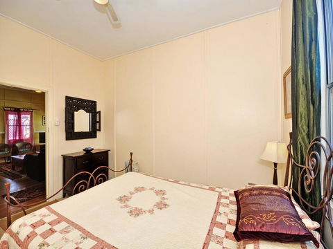 Traditional Three Bedroom Home With Water Views - Great Ocean Road Tourism 3