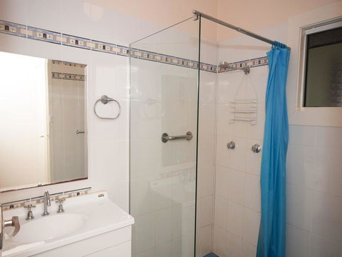 Traditional Three Bedroom Home With Water Views - Great Ocean Road Tourism 2