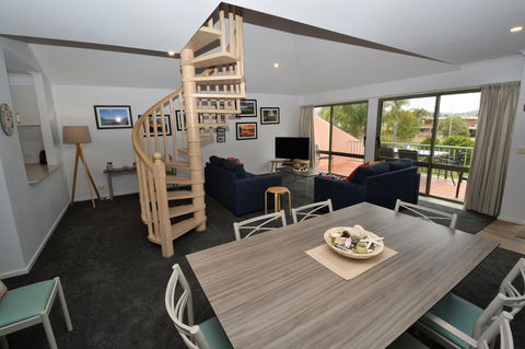 TUSCANY 10 - Great Ocean Road Tourism 2