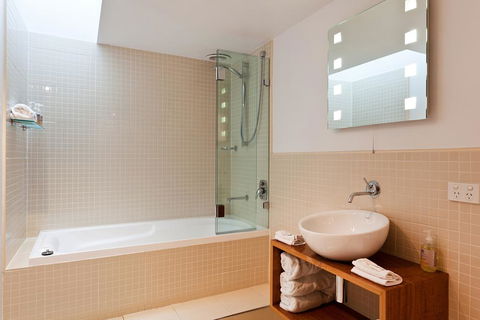 TWOFOURTWO Boutique Apartments - Great Ocean Road Tourism 1