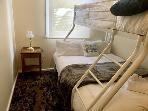 Victoria Albert Guest House Bar Cafe And Restaurant - Great Ocean Road Tourism 3