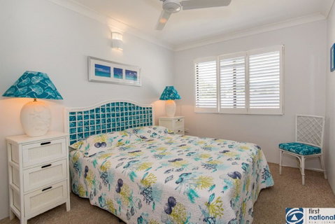VIEWS VIEWS VIEWS! Front Top Floor Waterfront Unit - Chnook Apartments South Esp, Bongaree - Great Ocean Road Tourism 2