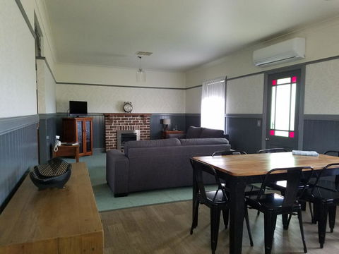 Wagga Wagga Country Cottages - Great Ocean Road Tourism 0