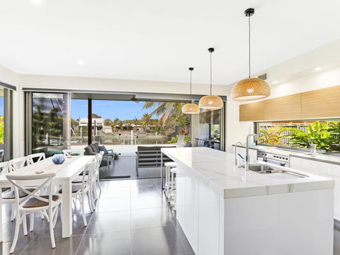 WATERFRONT HOME BORDERING MOOLOOLABA - Great Ocean Road Tourism 3