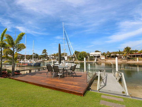 WATERFRONT HOME BORDERING MOOLOOLABA - Great Ocean Road Tourism 1