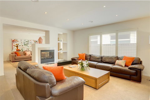 Newington Lakehouse - Great Ocean Road Tourism 13