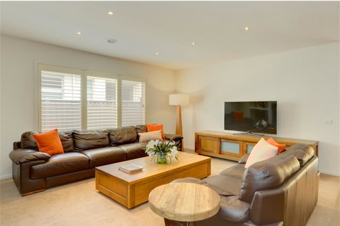 Newington Lakehouse - Great Ocean Road Tourism 9