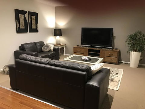 Black Lotus Townhouse - Great Ocean Road Tourism 7