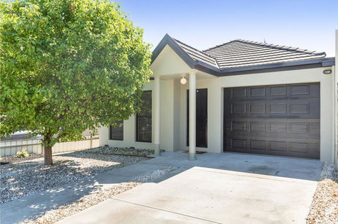 Black Lotus Townhouse - Great Ocean Road Tourism 0