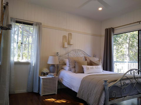 Lake Weyba Noosa Lodge & Kangaroos - Great Ocean Road Tourism 1