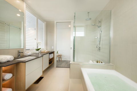 Heart Hotel And Gallery Whitsundays - Great Ocean Road Tourism 1
