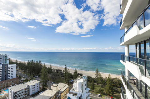 Boardwalk Burleigh Beach - Official - Great Ocean Road Tourism 27