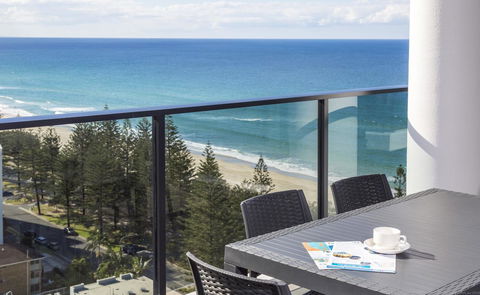 Boardwalk Burleigh Beach - Official - Great Ocean Road Tourism 20