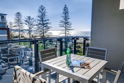 Iconic Kirra Beach Resort - Great Ocean Road Tourism 17