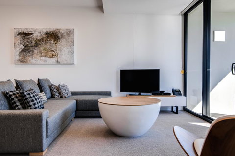 Iconic Kirra Beach Resort - Great Ocean Road Tourism 3