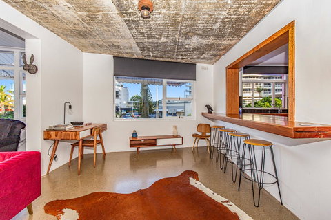 The Pink Hotel Coolangatta - Great Ocean Road Tourism 5