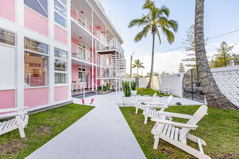 The Pink Hotel Coolangatta - Great Ocean Road Tourism 0
