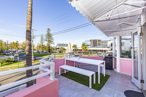 The Pink Hotel Coolangatta - Great Ocean Road Tourism 6